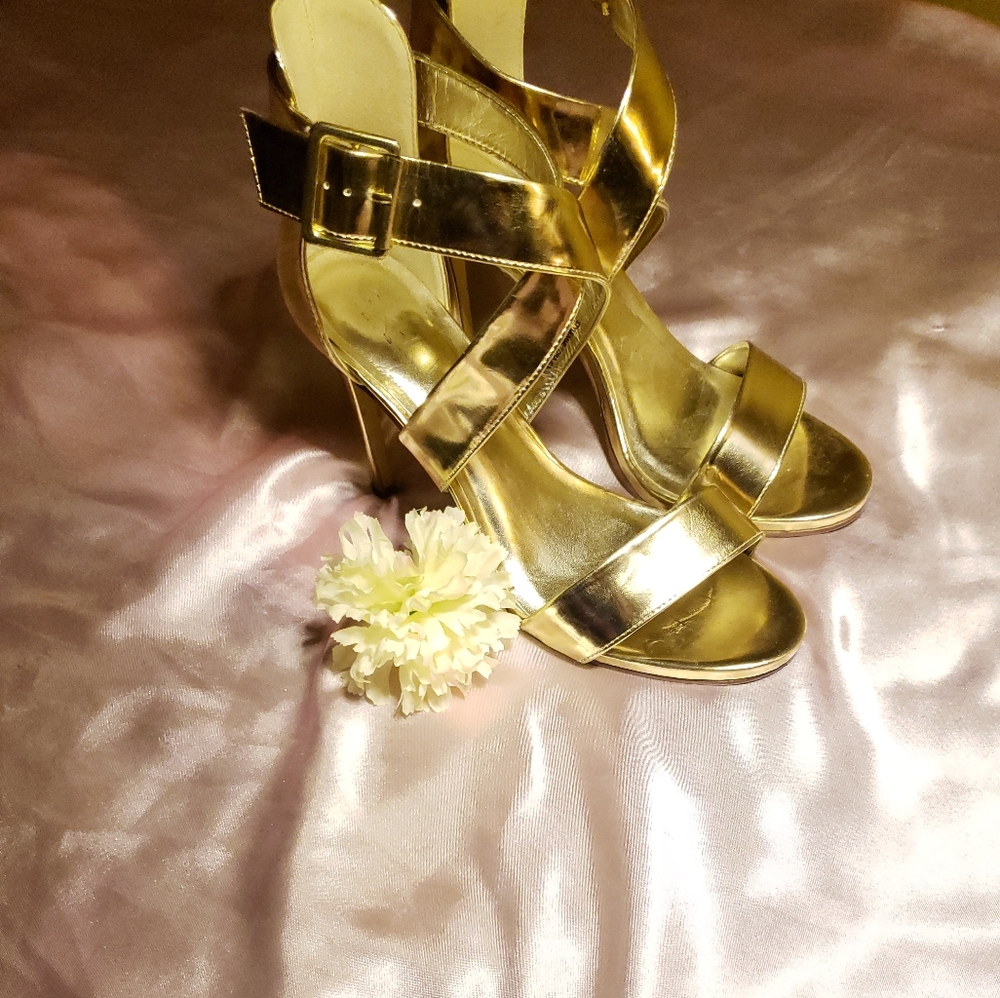 😘Gorgeous Golden Heels 💛